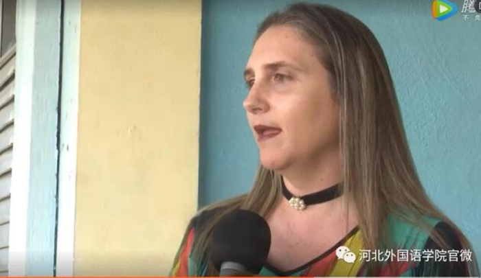 古巴国家中央电视台首次全方位报道中国大学，河北外国语学院的校旗在拉丁美洲高高飘扬 
