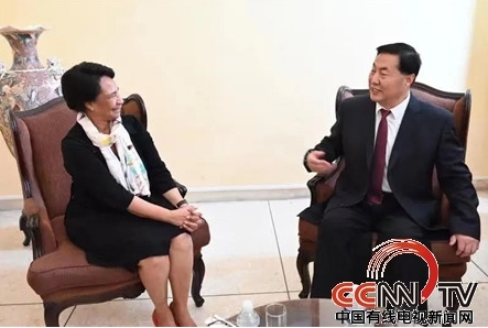 中国有线电视新闻网报道古巴国务委员、哈瓦那大学校长米莉亚姆院士与河北外国语学院校长孙建忠院士亲切会晤